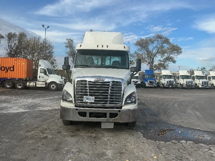 2019 Freightliner Cascadia - image 2