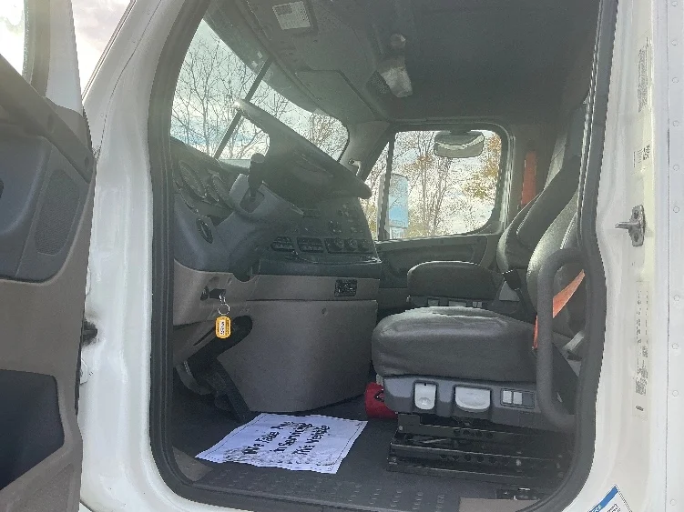 2019 Freightliner Cascadia - image 9