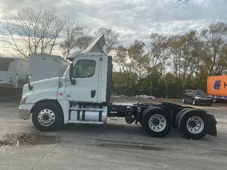 2019 Freightliner Cascadia - image 4