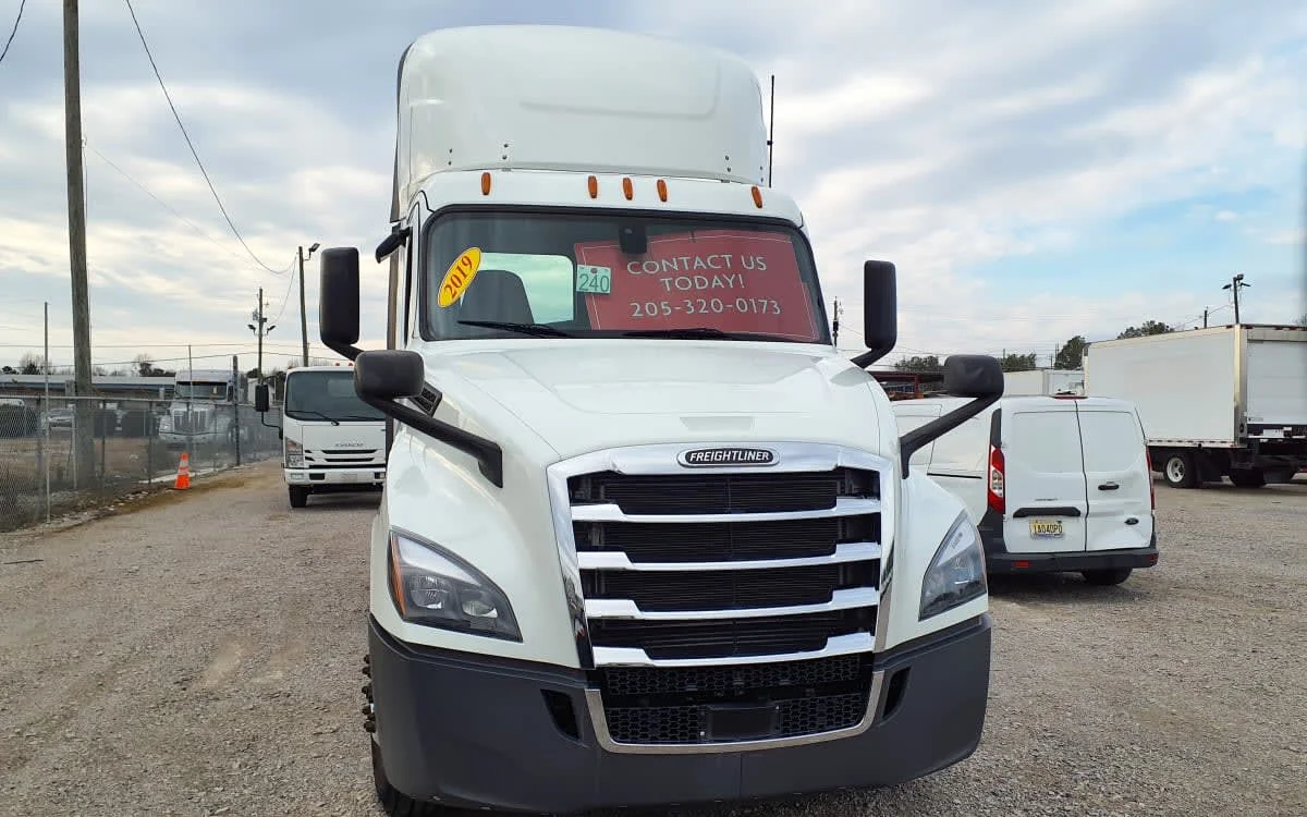 2019 Freightliner Cascadia in Birmingham, AL — photo 2