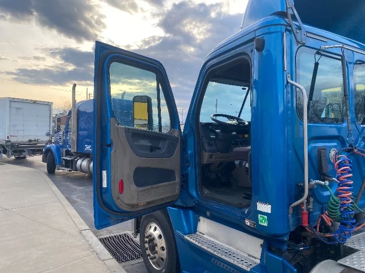 2017 Freightliner Cascadia - image 9