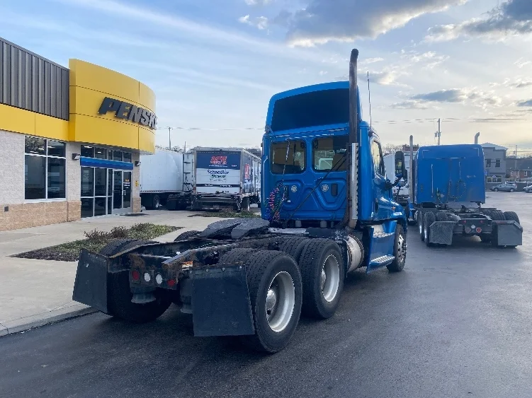 2017 Freightliner Cascadia - image 7