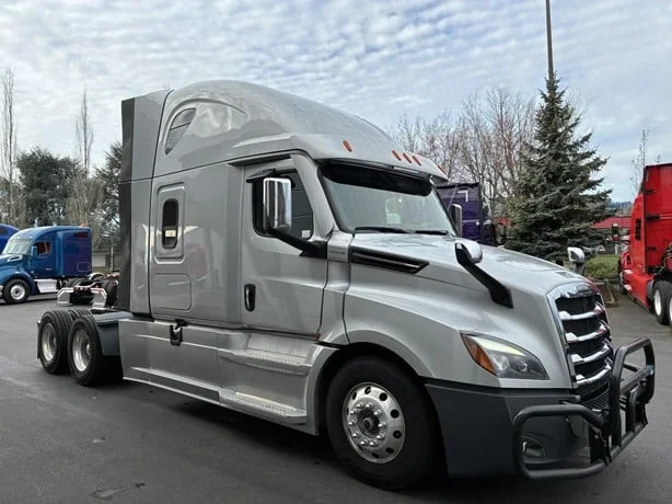 2024 Freightliner Cascadia in Portland, OR — photo 3