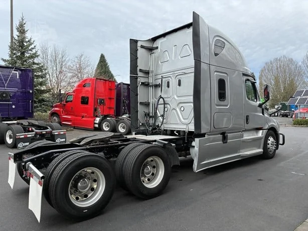2024 Freightliner Cascadia in Portland, OR — photo 4