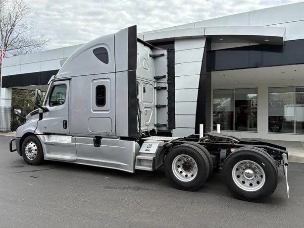 2024 Freightliner Cascadia in Portland, OR — photo 6