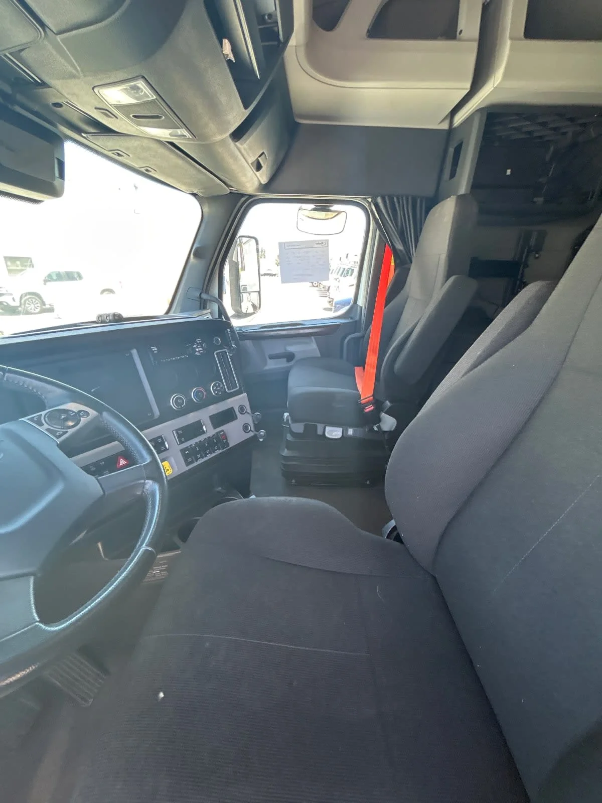 2020 Freightliner Cascadia in Fontana, CA — photo 7
