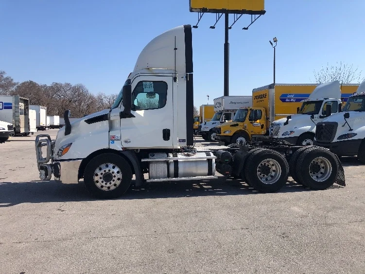 2019 Freightliner Cascadia in Indianapolis, IN — photo 4