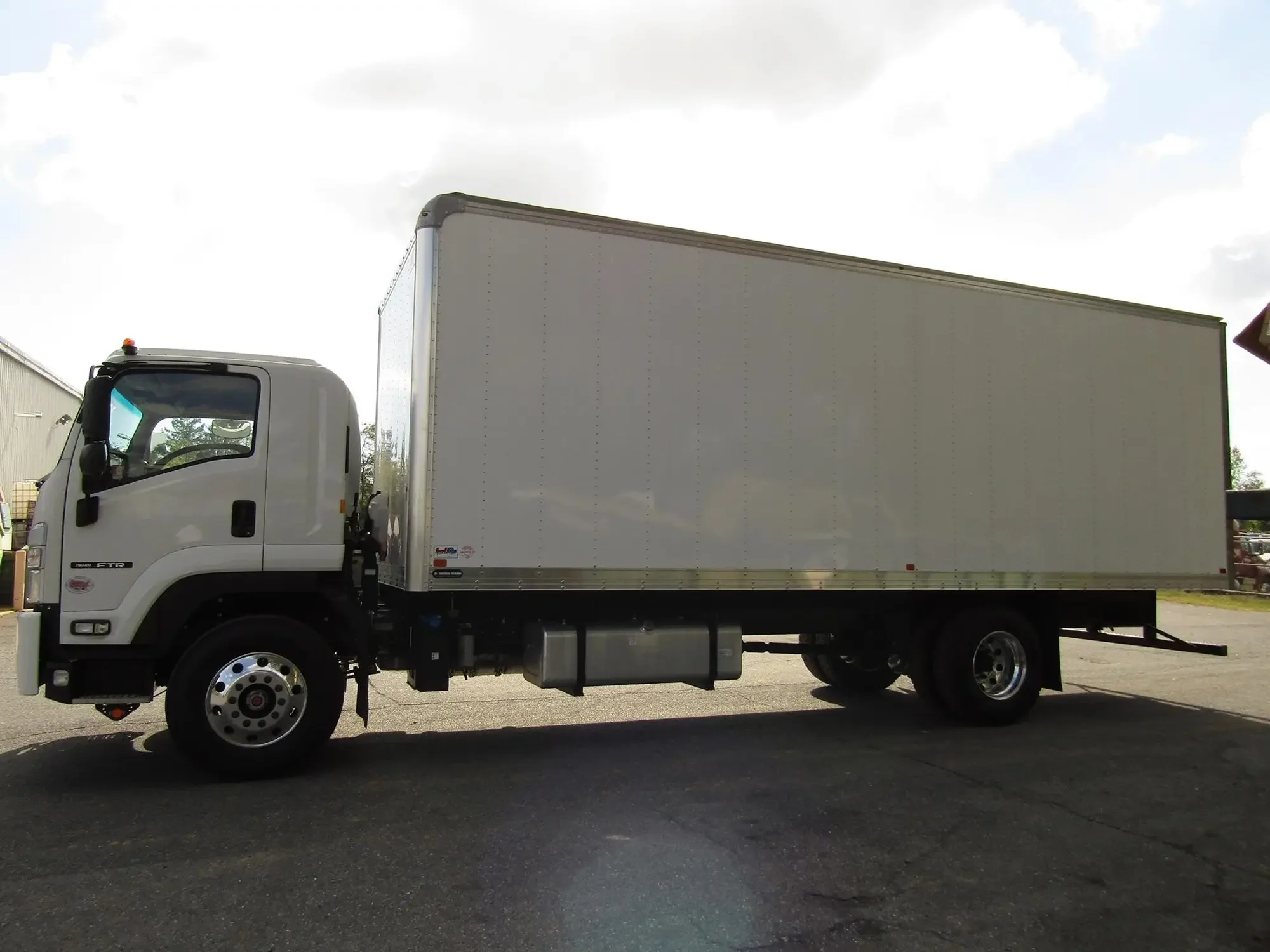 2025 Isuzu FTR - image 2