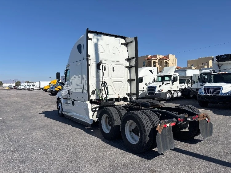 2021 Freightliner Cascadia - image 5