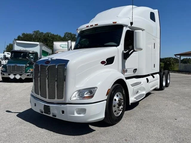 2022 Peterbilt 579 - image 2
