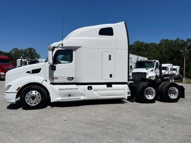 2022 Peterbilt 579 - image 3