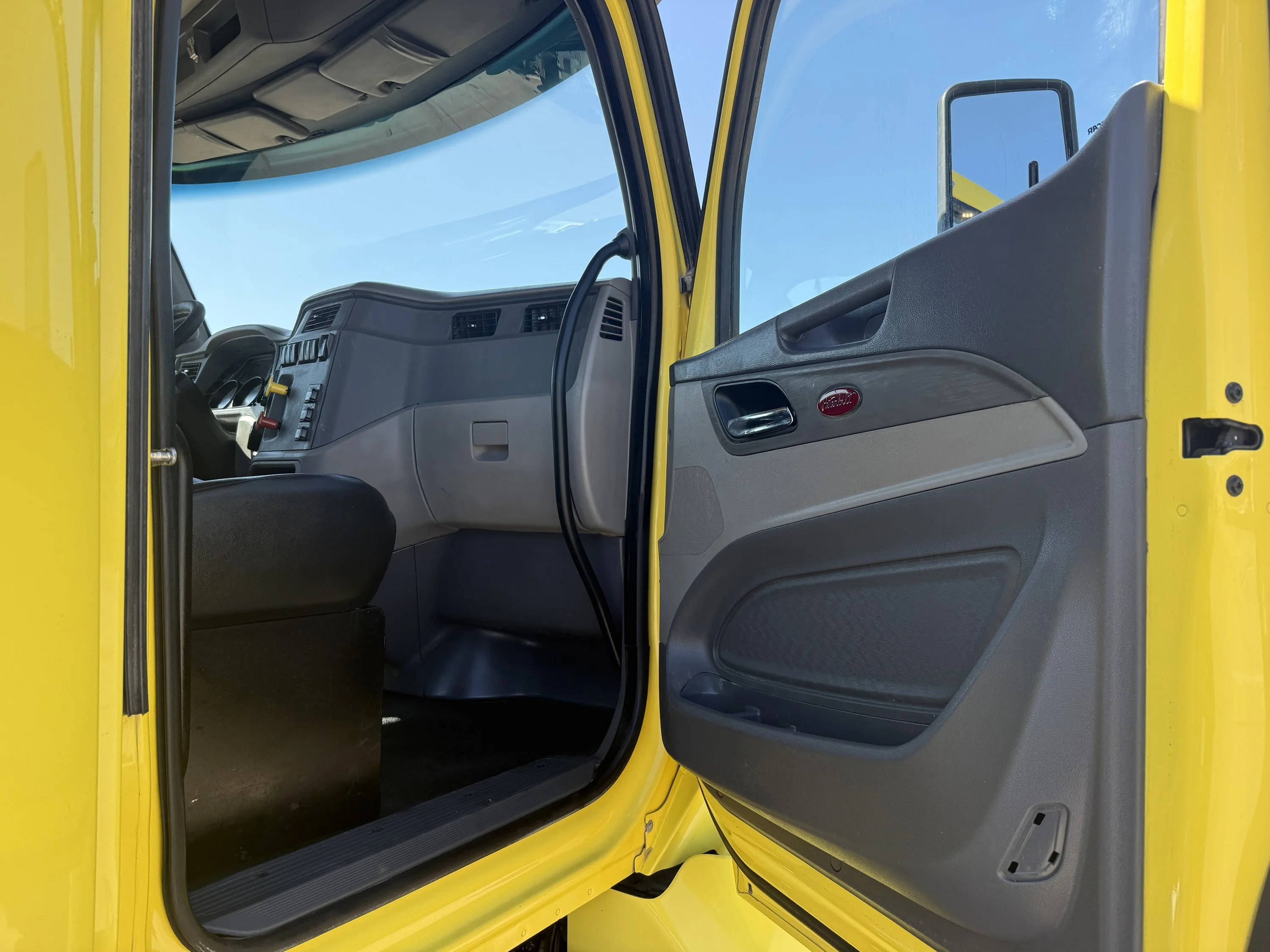 2017 Peterbilt 579 - image 13
