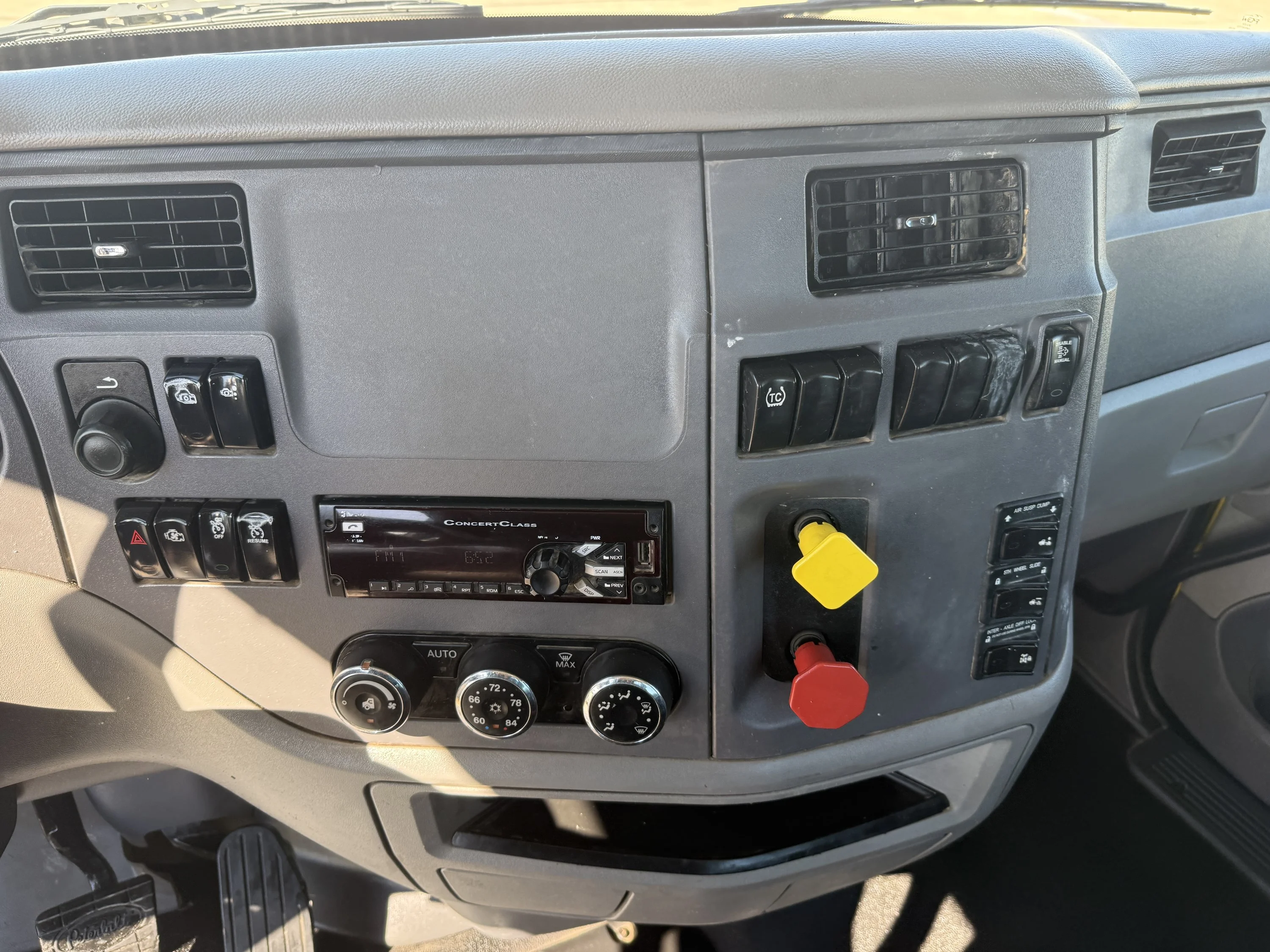2017 Peterbilt 579 - image 11