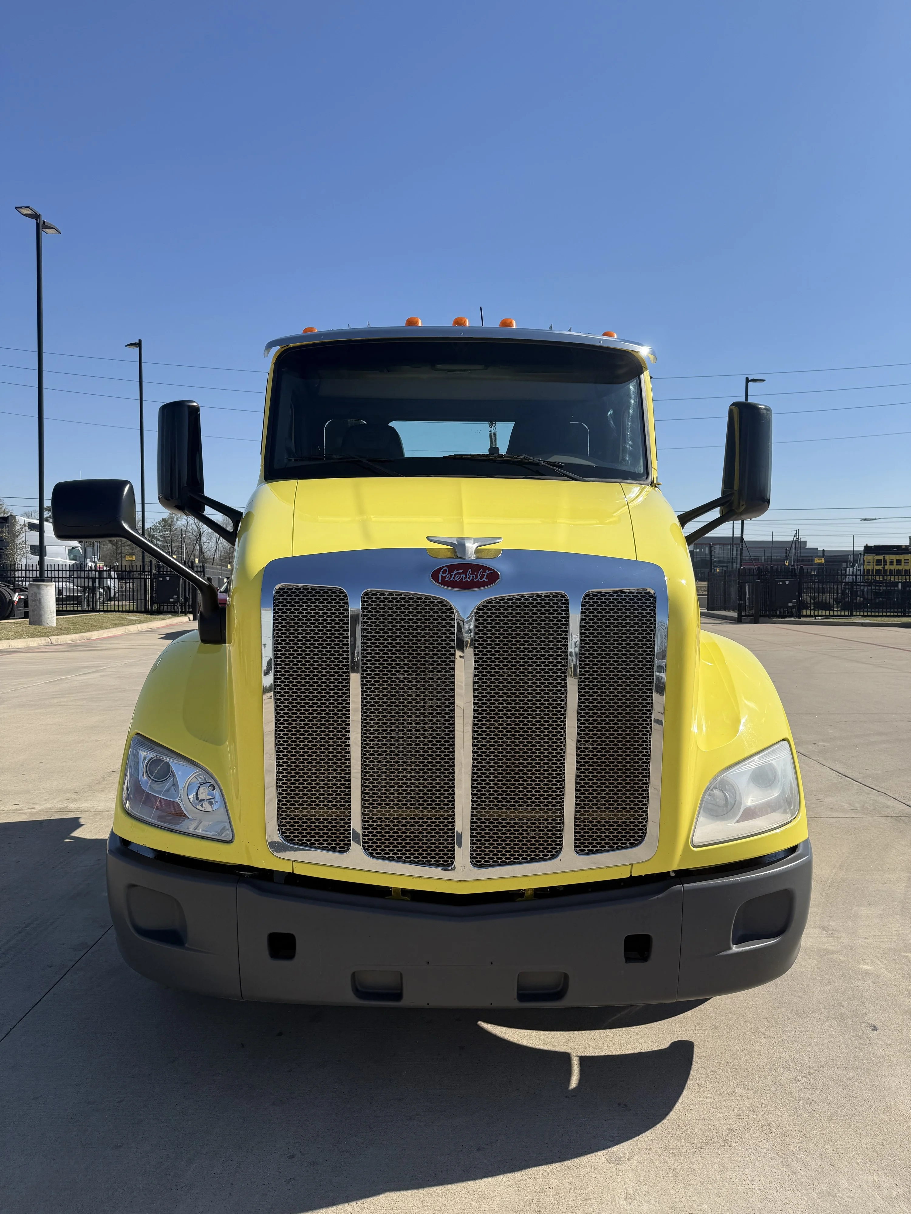 2017 Peterbilt 579 - image 2