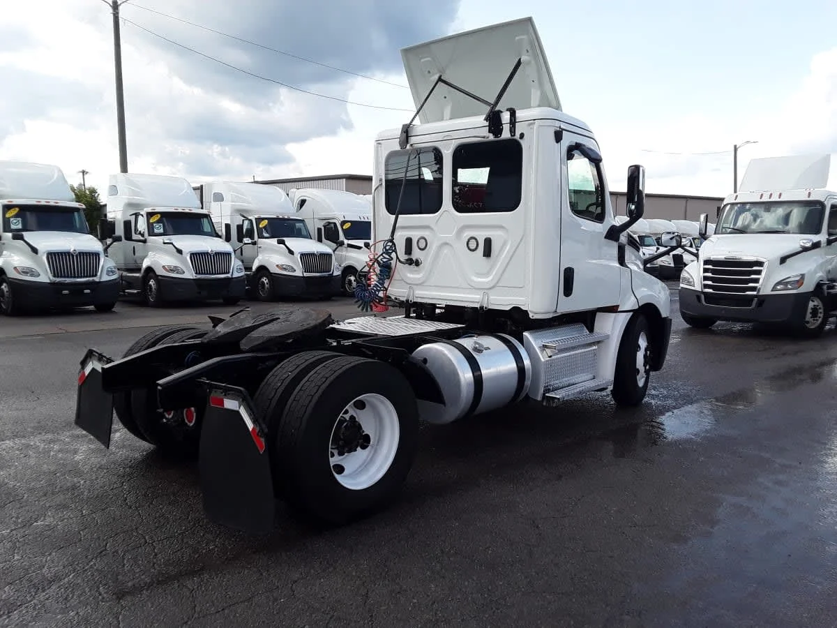 2020 Freightliner Cascadia in La Vergne, TN — photo 4