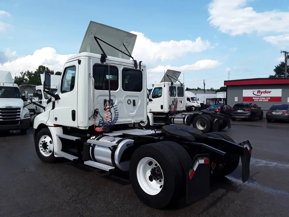 2020 Freightliner Cascadia in La Vergne, TN — photo 6