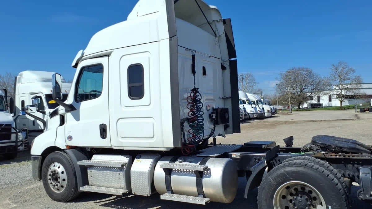2020 Freightliner Cascadia - image 6