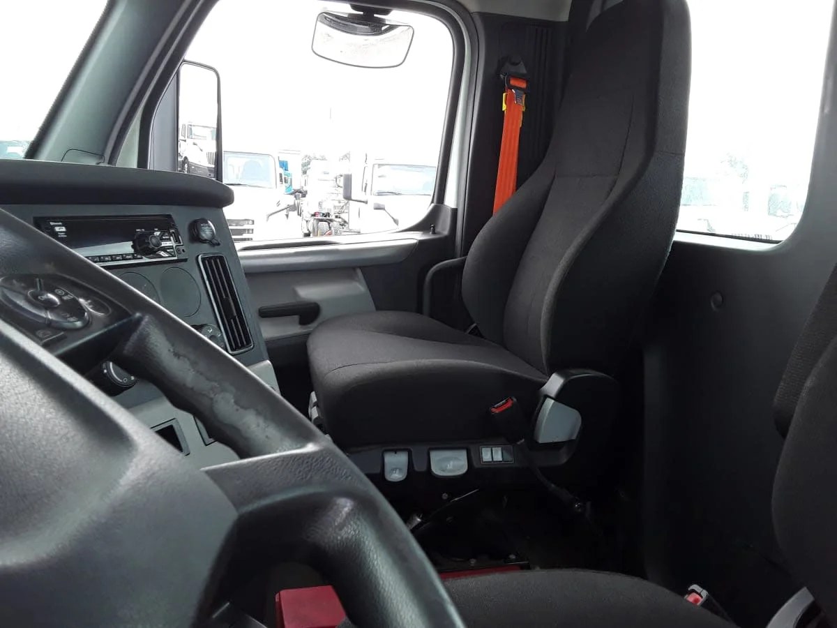2020 Freightliner Cascadia in La Vergne, TN — photo 7