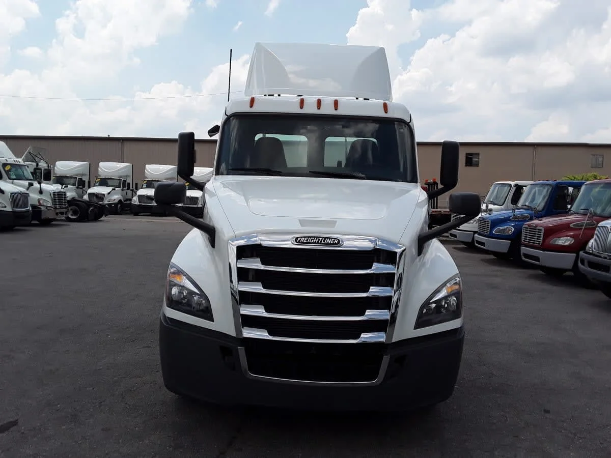 2020 Freightliner Cascadia in La Vergne, TN — photo 2