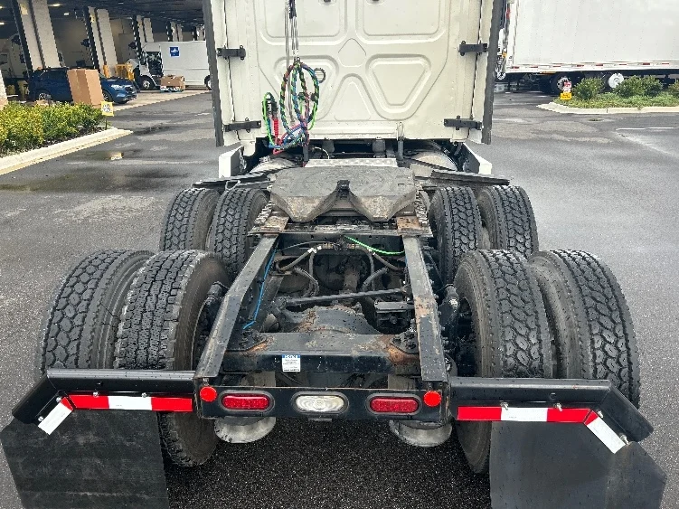 2021 Freightliner Cascadia - image 6