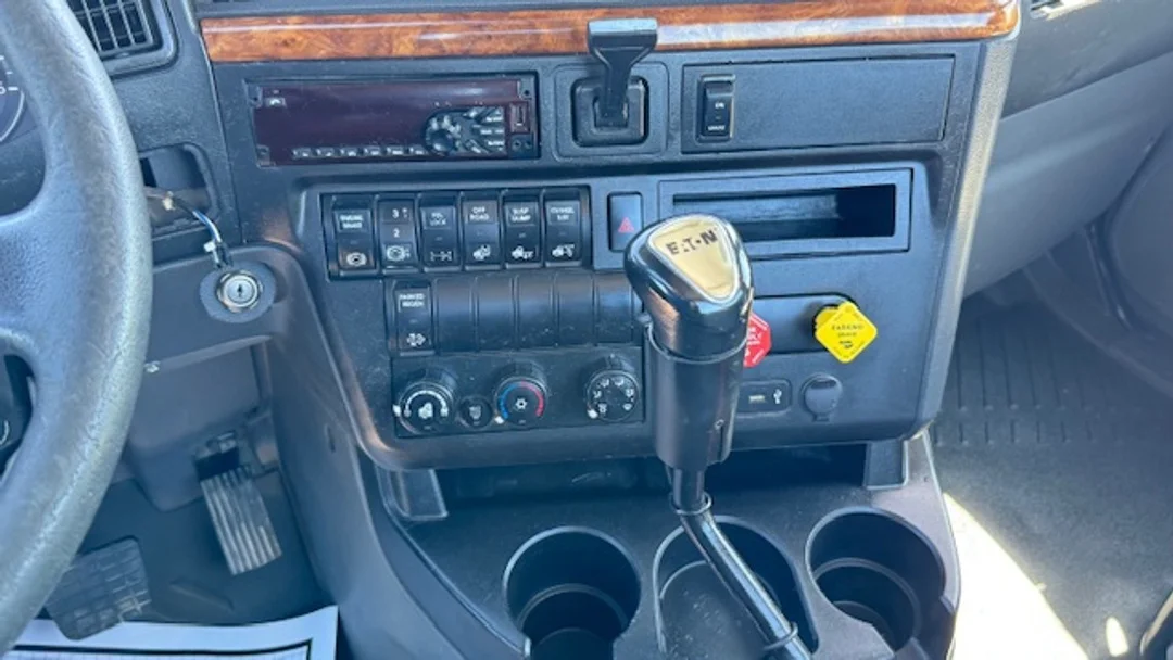 2018 International LT - image 14