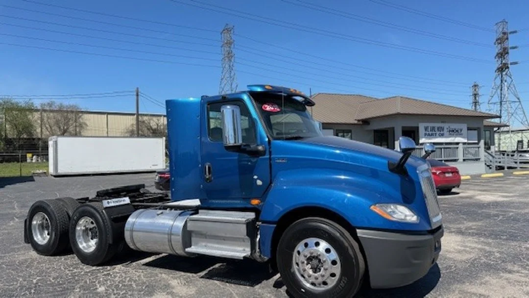 2018 International LT - image 2