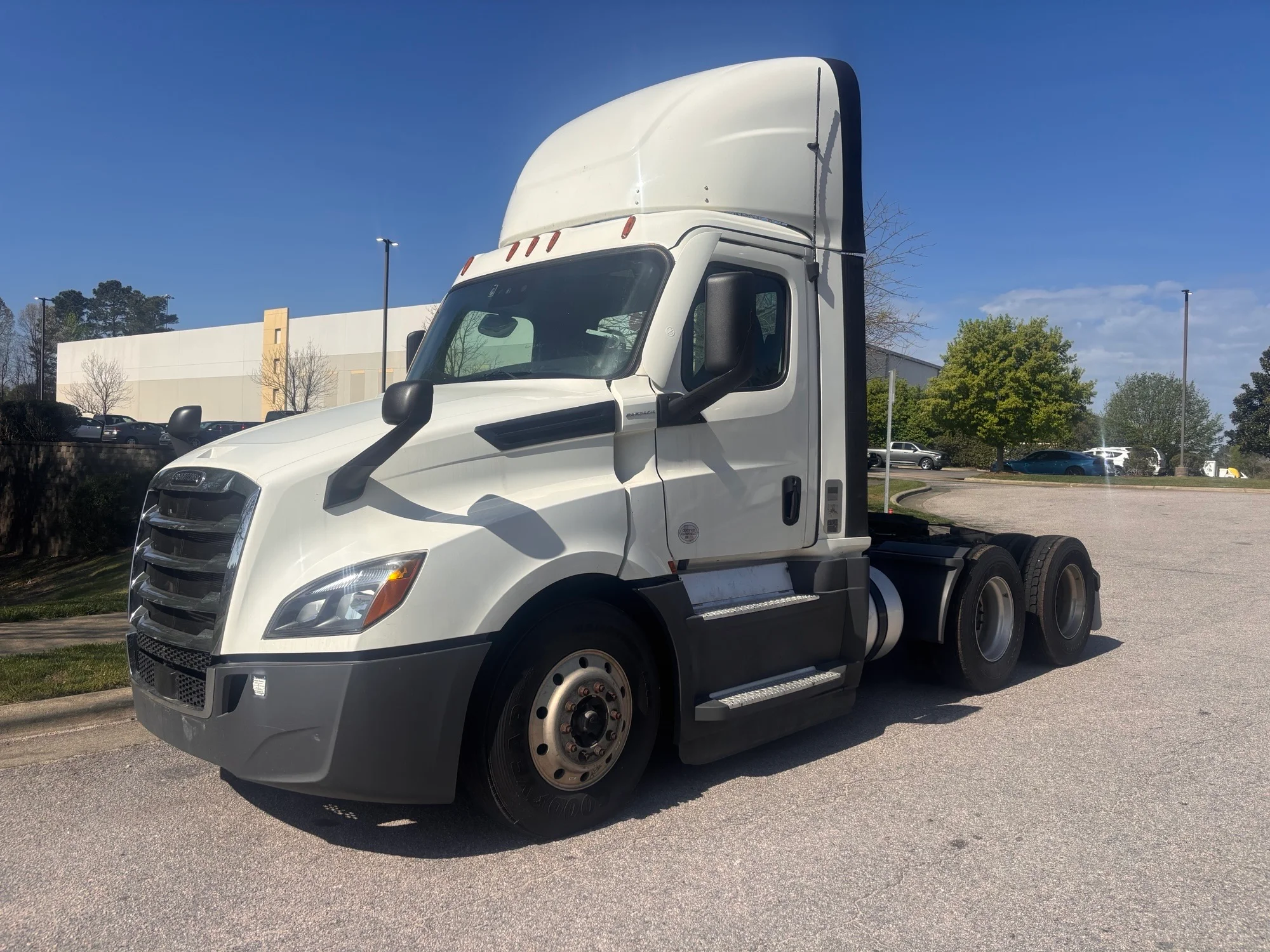 2021 Freightliner Cascadia - image 1