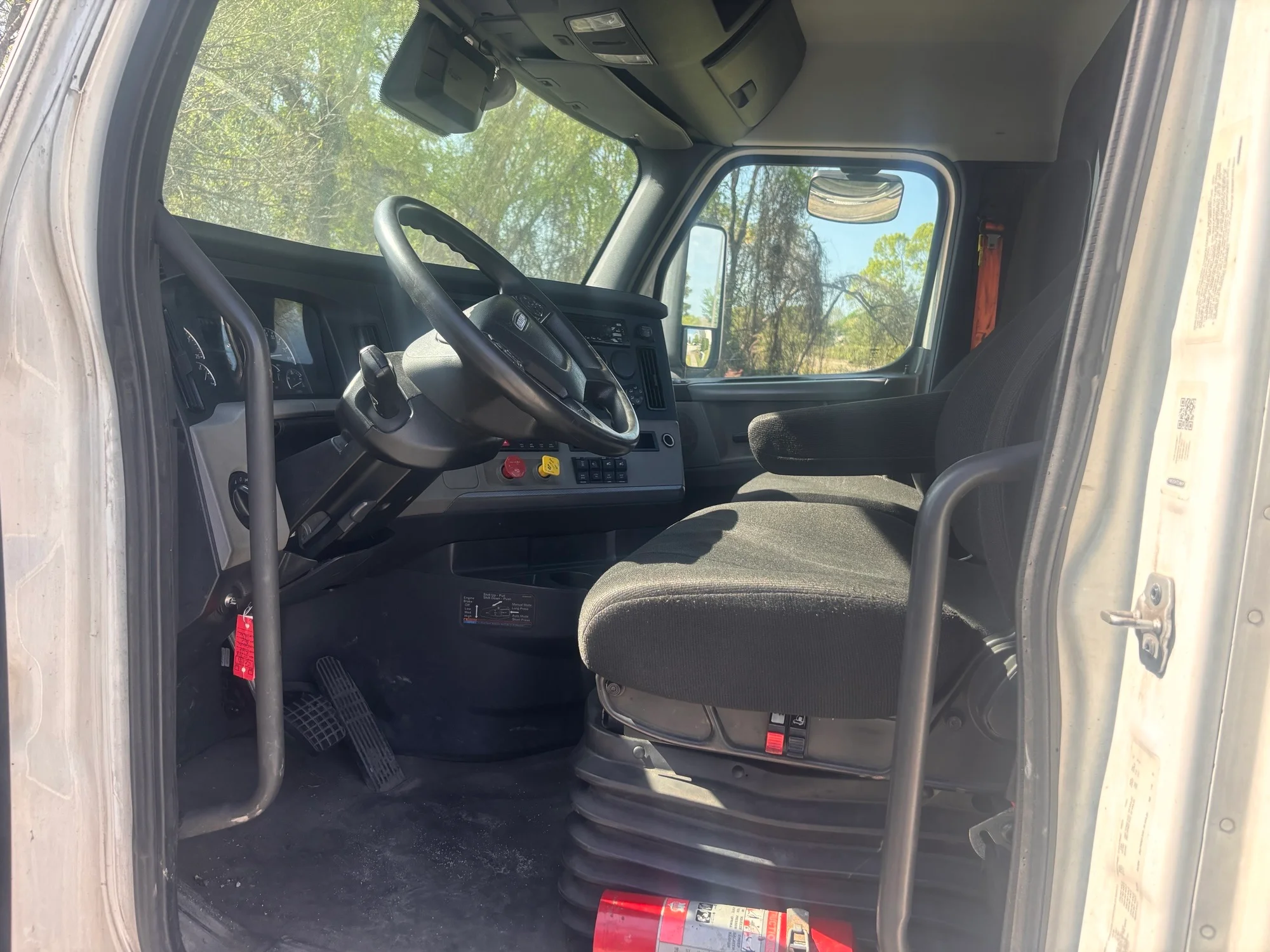 2021 Freightliner Cascadia - image 8