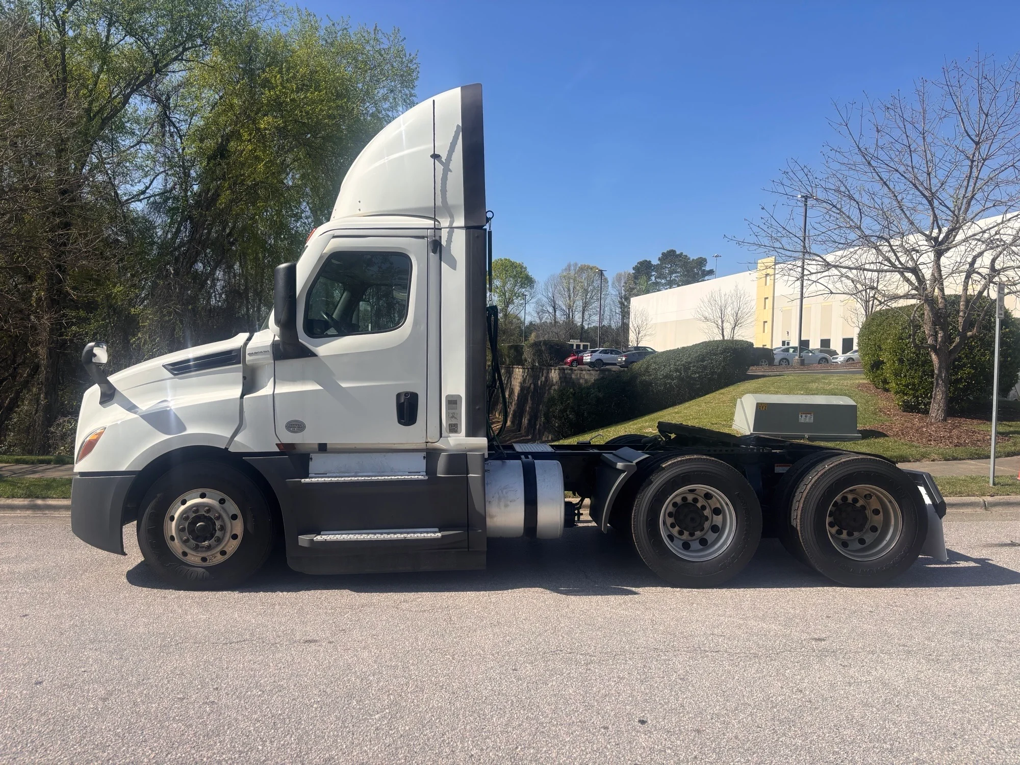2021 Freightliner Cascadia - image 2