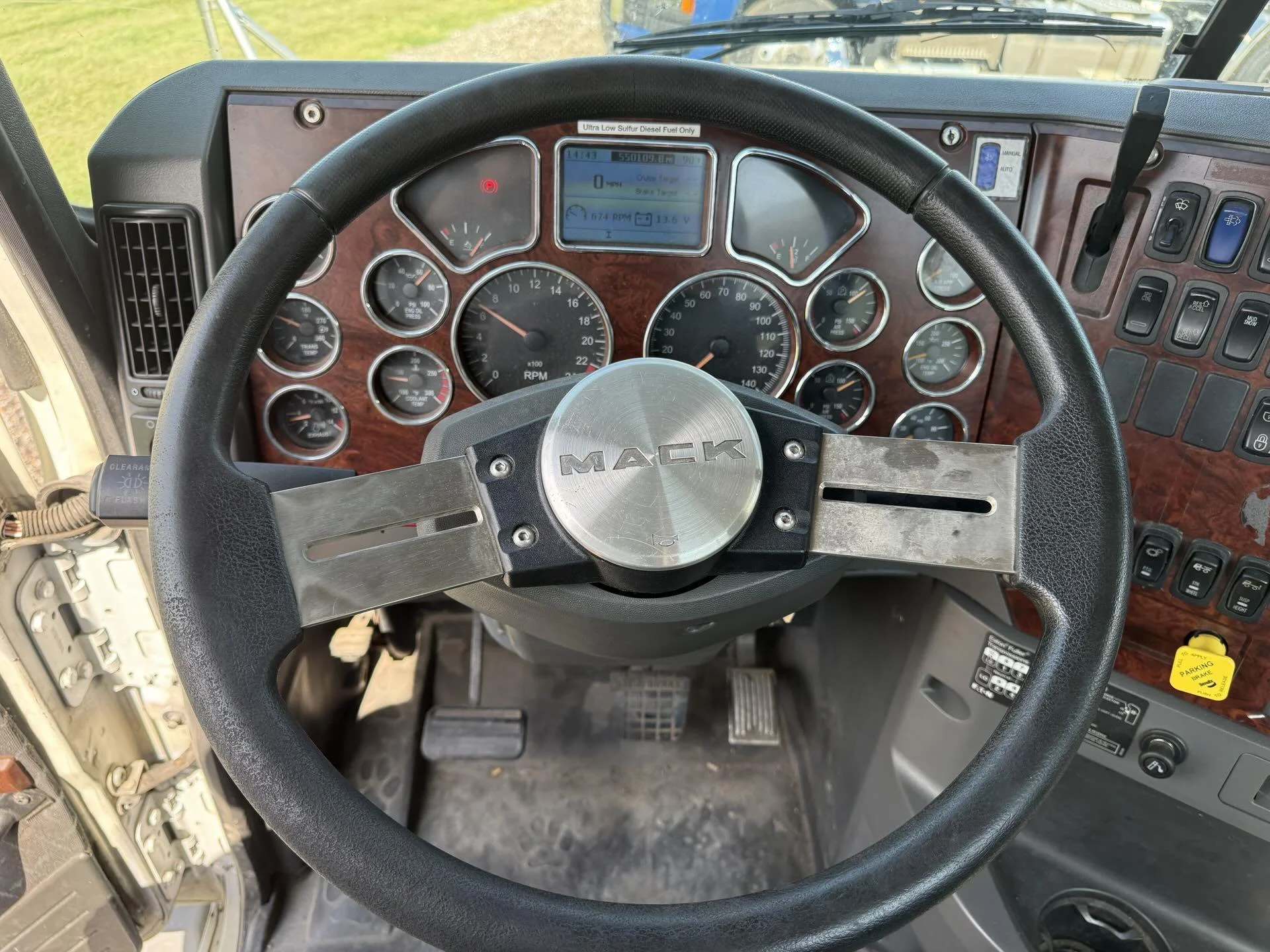 2015 Mack Pinnacle in Quincy, IL — photo 13