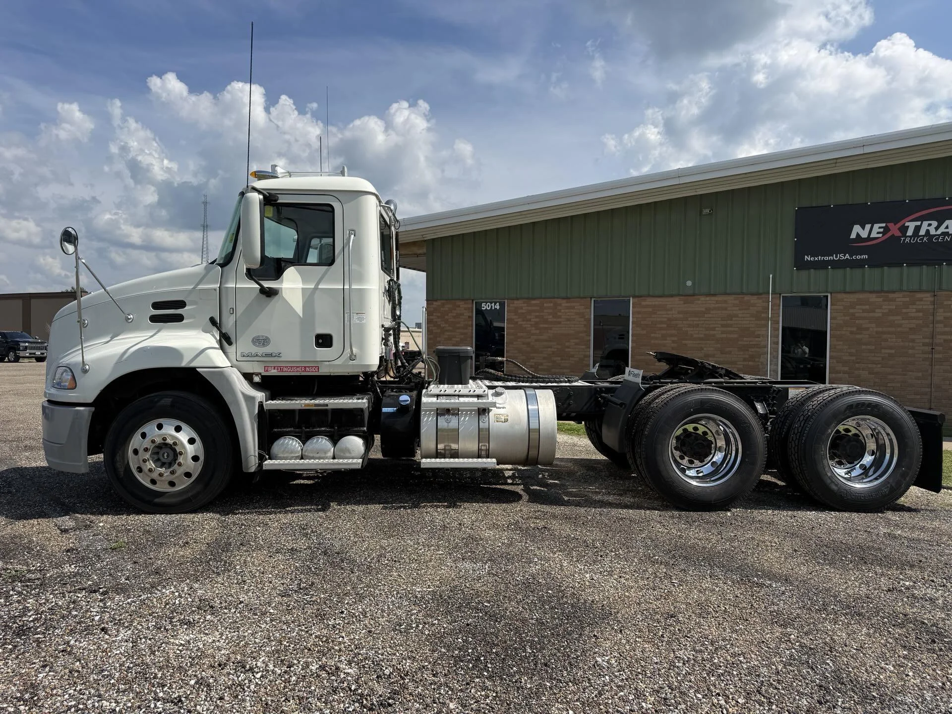 2015 Mack Pinnacle in Quincy, IL — photo 2