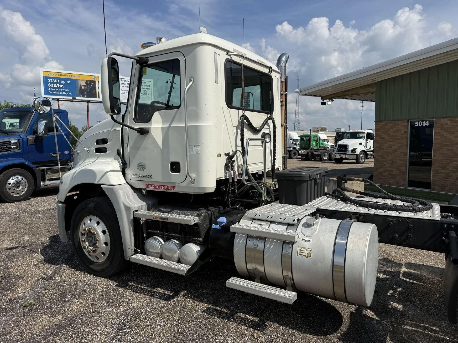 2015 Mack Pinnacle in Quincy, IL — photo 3