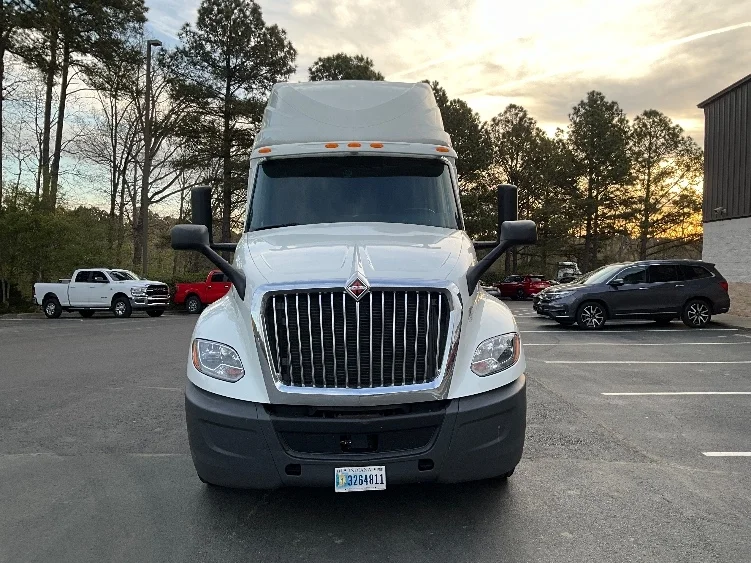 2023 International LT - image 2
