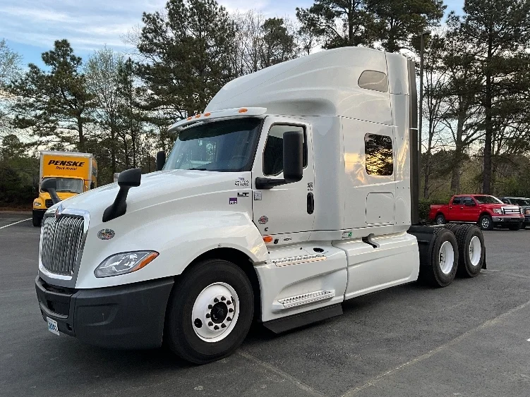 2023 International LT - image 3