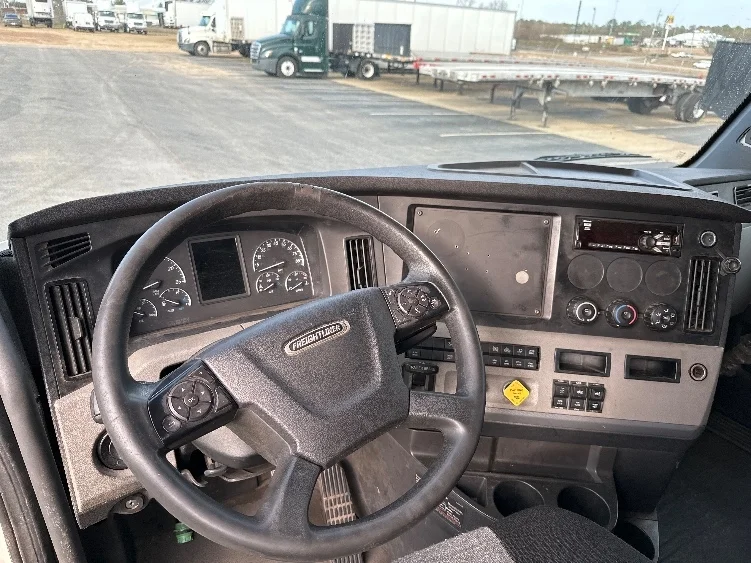 2020 Freightliner Cascadia - image 10