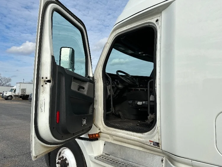 2020 Freightliner Cascadia - image 8