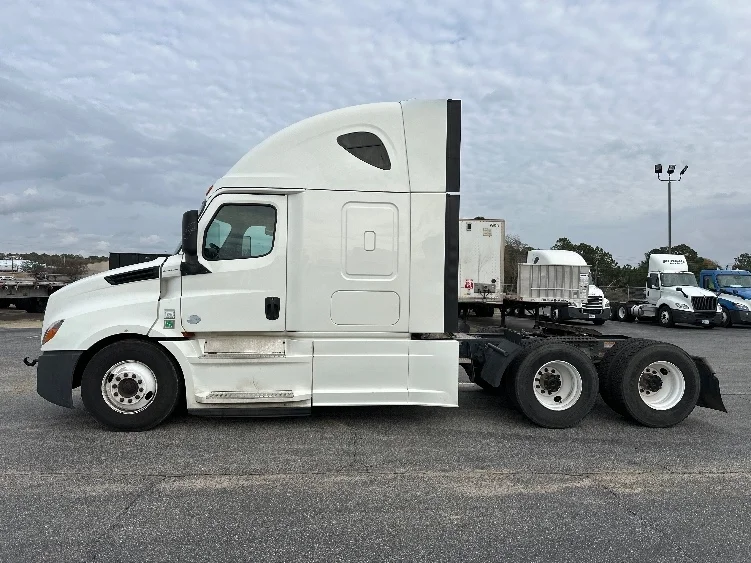 2020 Freightliner Cascadia - image 3