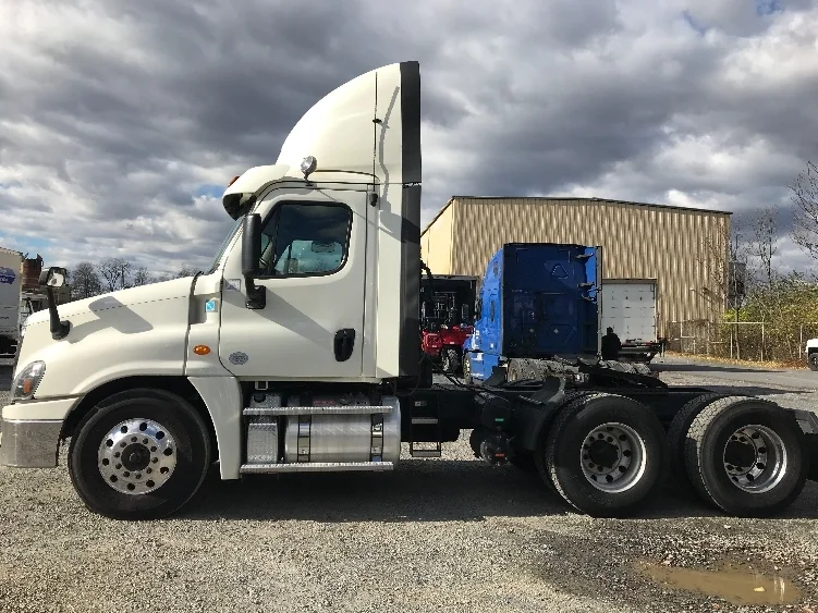 2019 Freightliner Cascadia - image 4