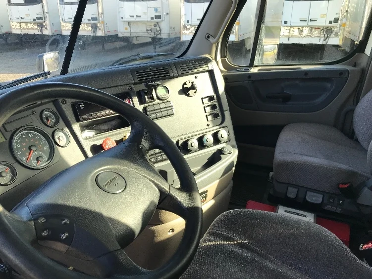 2019 Freightliner Cascadia - image 10