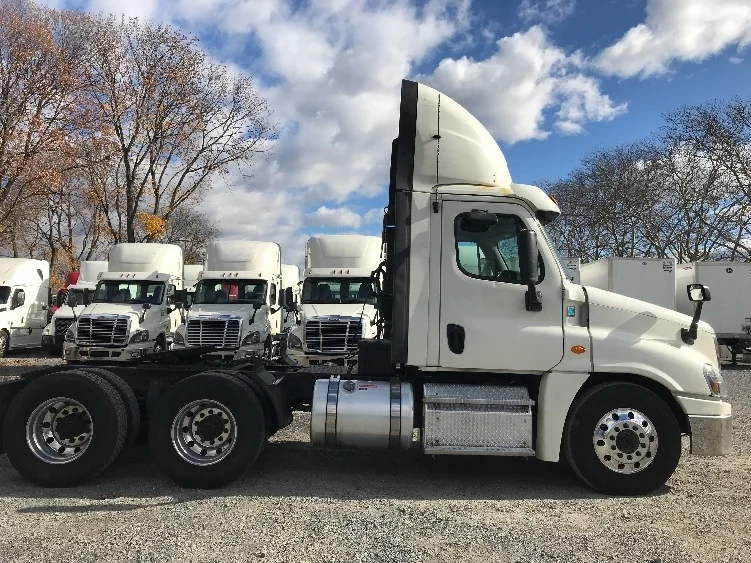 2019 Freightliner Cascadia - image 8
