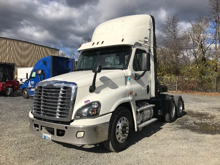 2019 Freightliner Cascadia - image 3