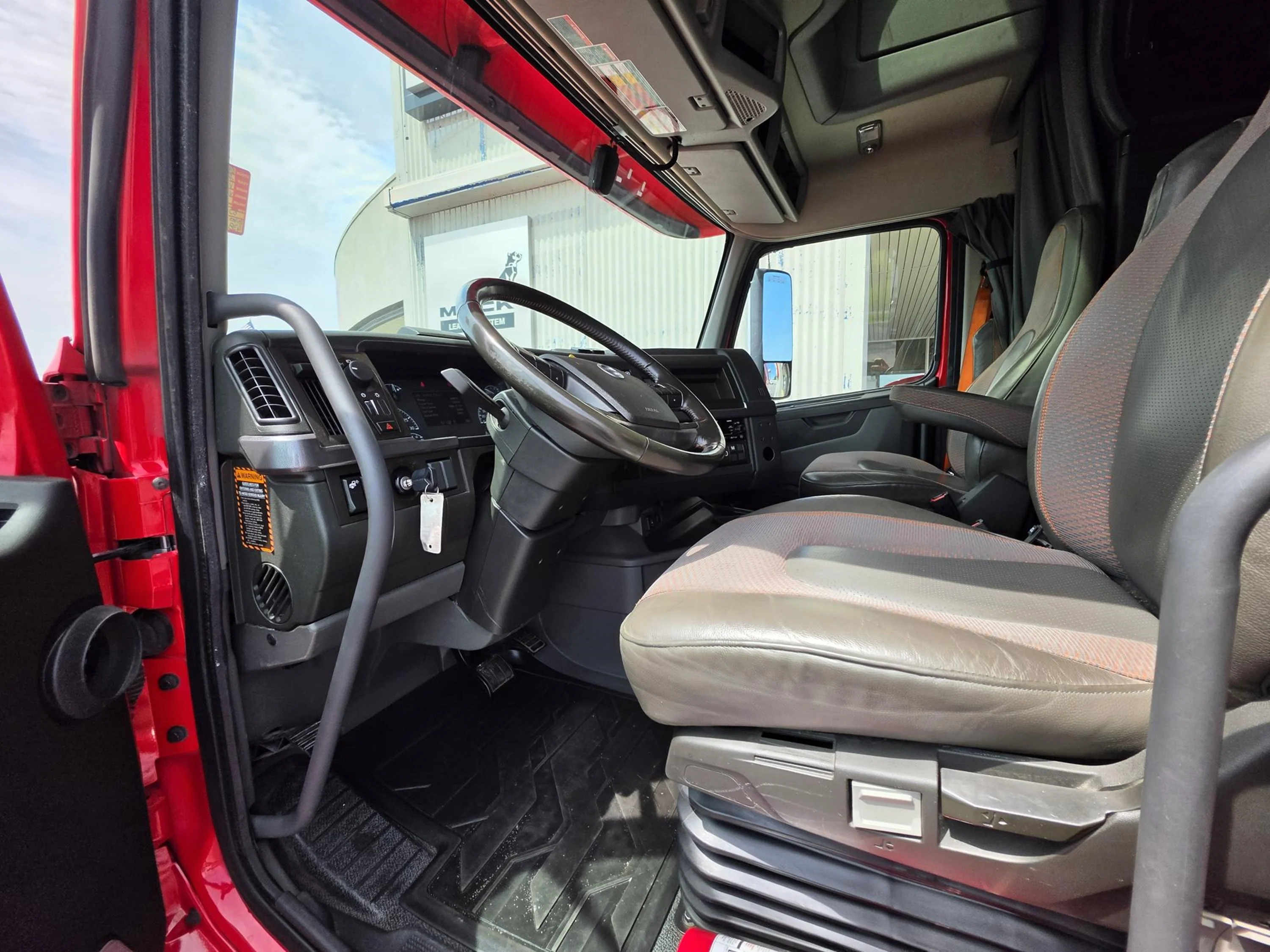 2024 Volvo VNL 860 in Cahokia, IL — photo 5