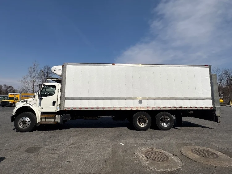 2017 Freightliner M2 106 - image 4