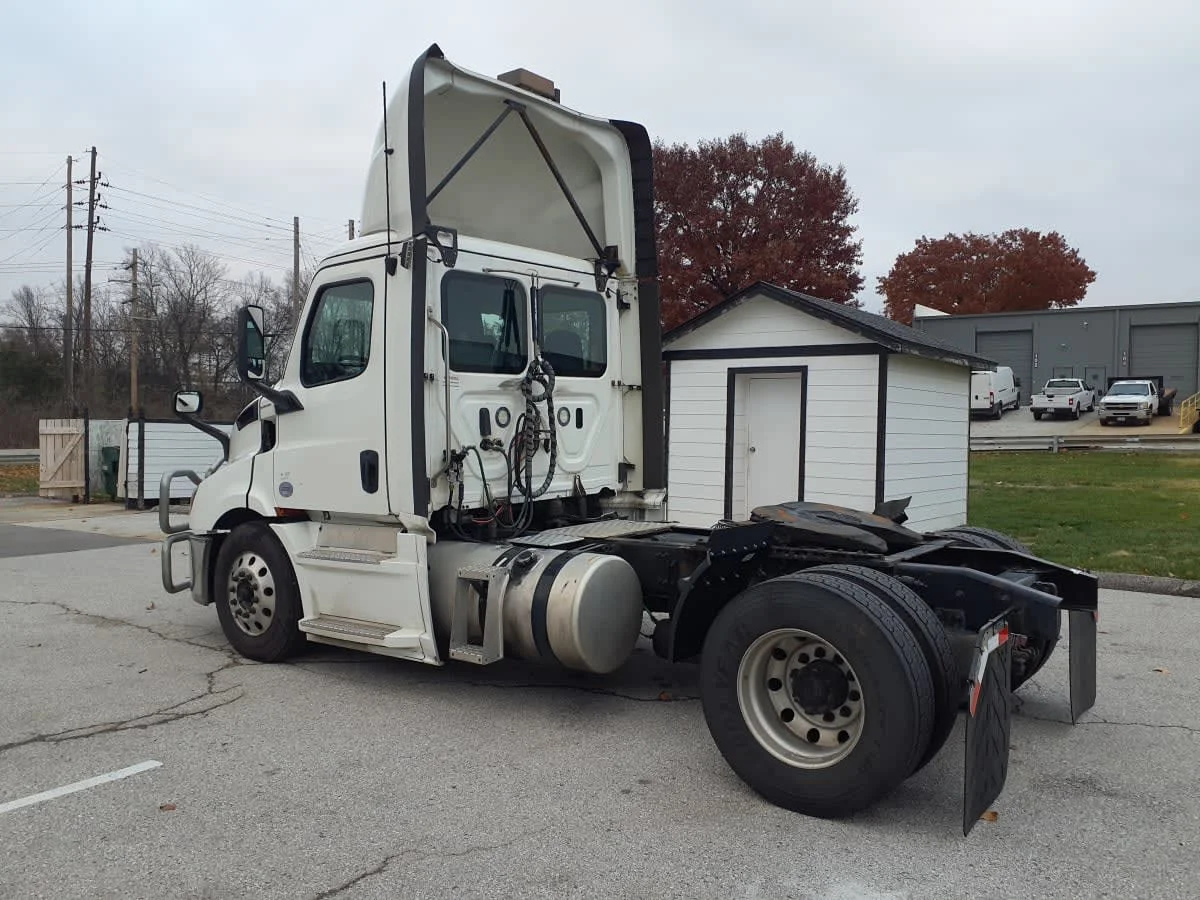 2020 Freightliner Cascadia in O'fallon, MO — photo 6