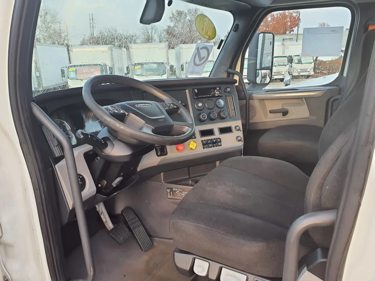 2020 Freightliner Cascadia in O'fallon, MO — photo 7