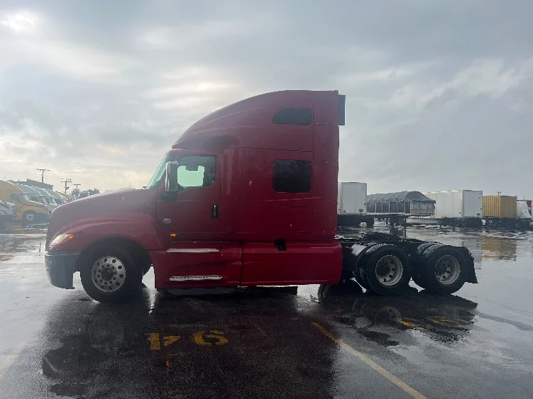 2019 International LT - image 4