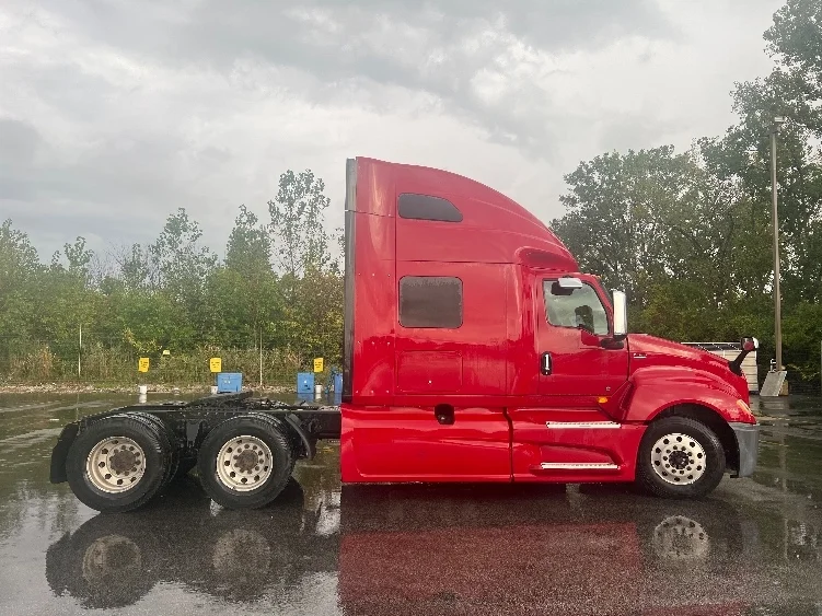 2019 International LT - image 8