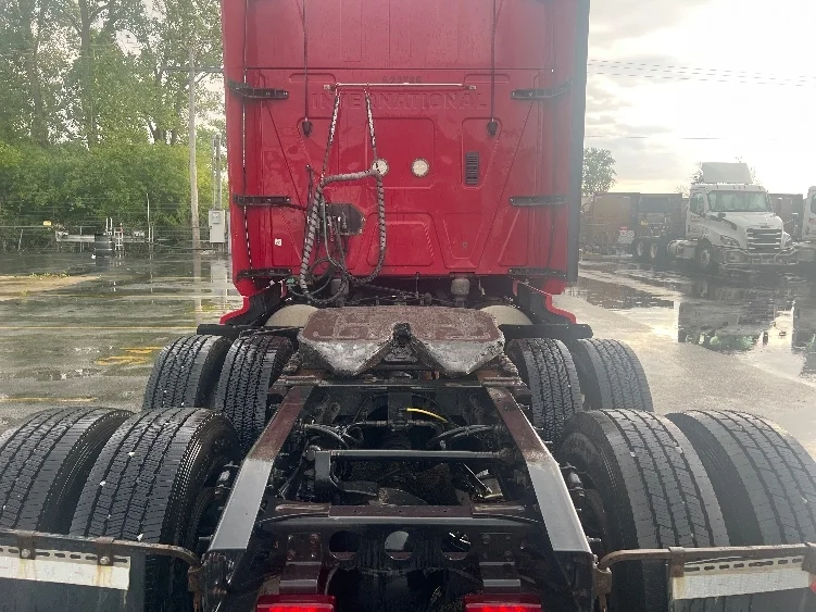 2019 International LT - image 6