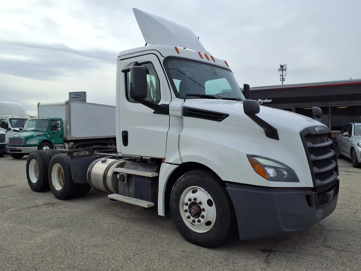 2019 Freightliner Cascadia - image 3