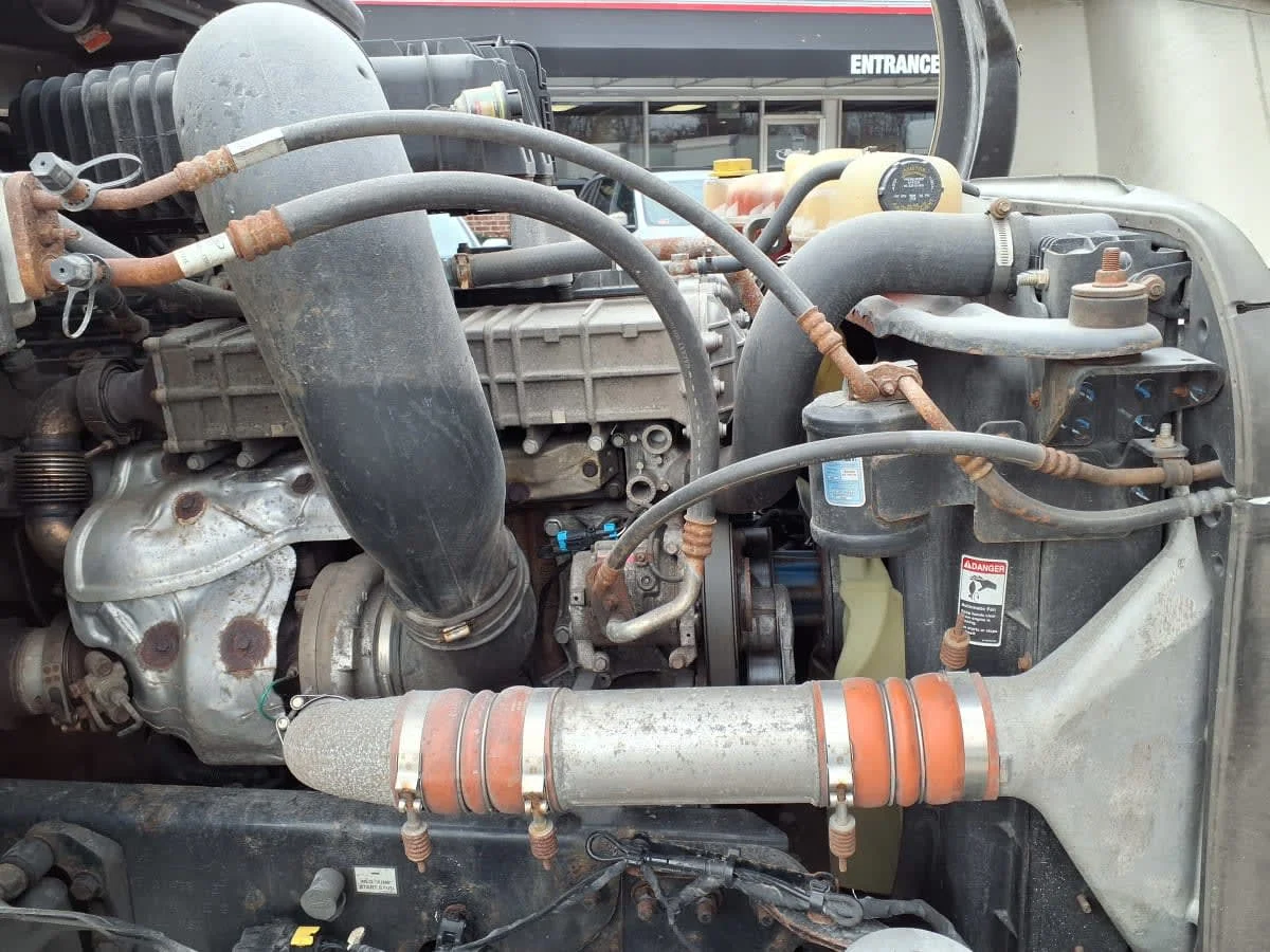 2019 Freightliner Cascadia - image 9